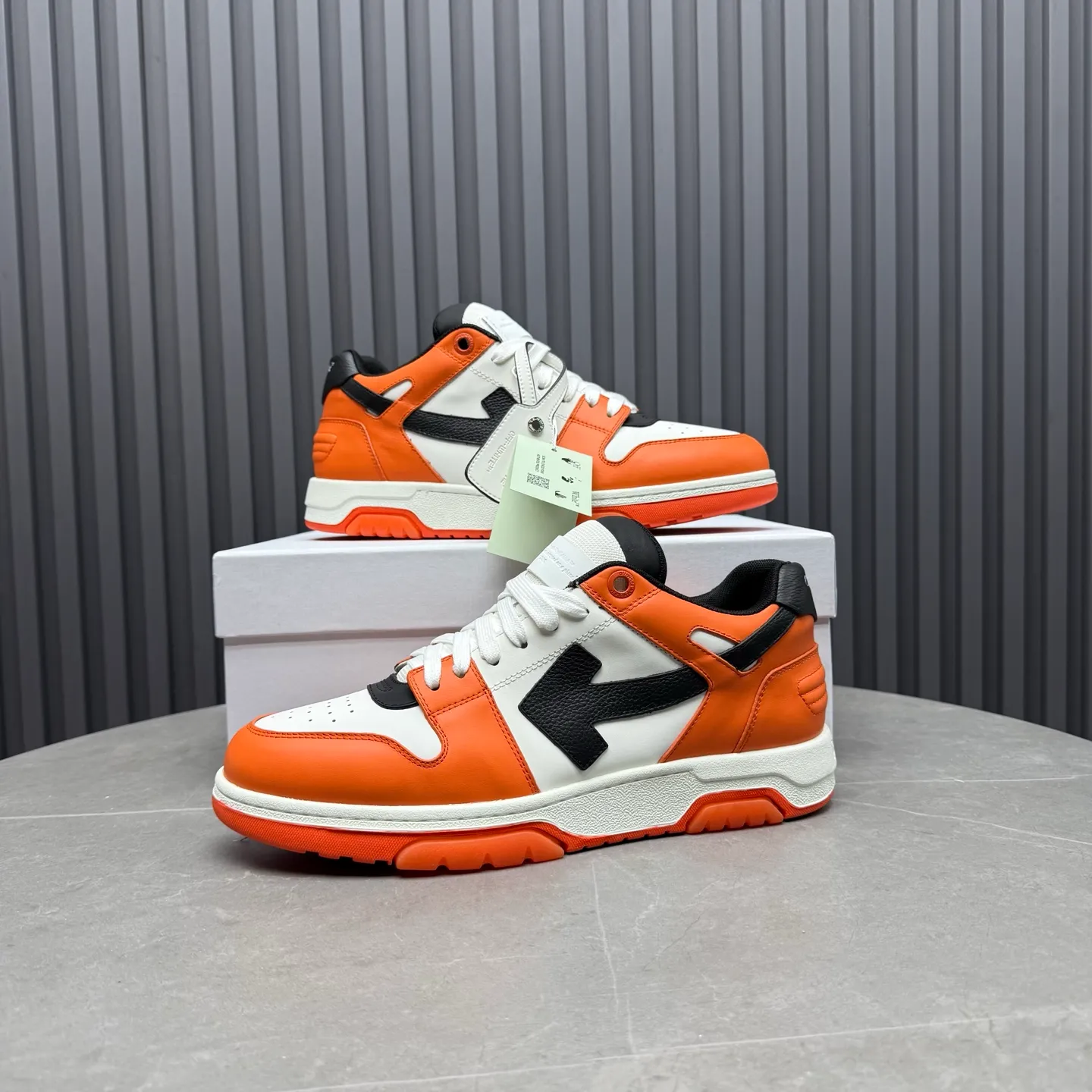 【off- white】P: 620💰Couple model👫, Size: 35-44 (Customized for men 38.45.46) High-quality version👊 "Out of office" series original molding, original lasting, production process 1:1 Original ➰OFF GRAY WHITE OW ➰ First-layer cowhide Imported skin-friendly and environmentally friendly polyester mesh Original molding high elastic and environmentally friendly molding pad Made with the original lasting process. The original molded rubber outsole (never yellows and deforms) has a super correct shape, bright color and strong three-dimensional effect👍. Packaging💯Full set of packaging synchronized with the official website (branded paper, certificate of quality, branded cloth bag)